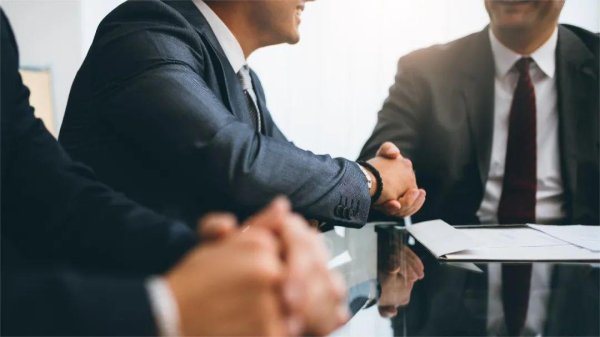 专业的股票配资门户网 一光伏企业一省52家代理商！上市公司董事长揭露价格内卷乱象